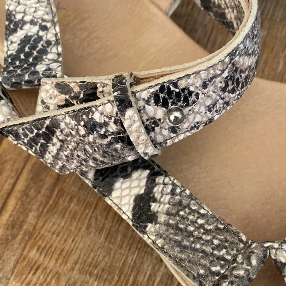 Tommy Bahama Inisha Reflexology Leather Snakeskin Black cream sandals size 9